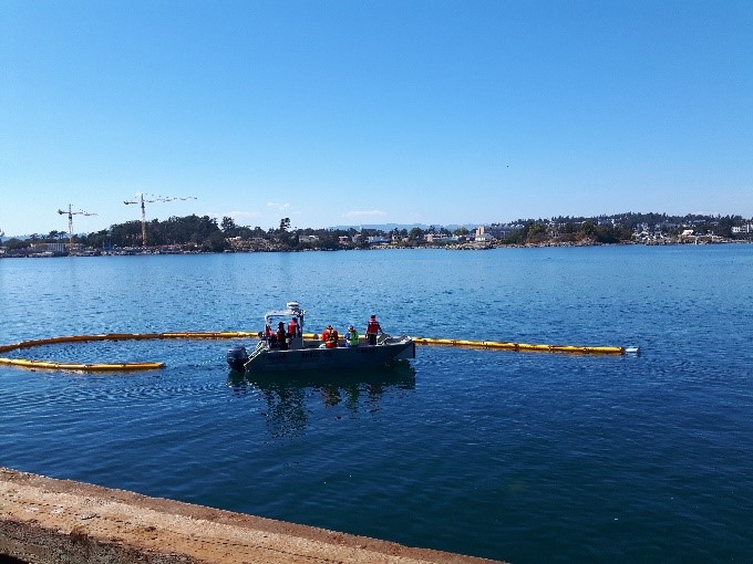 Barrage rideau déployé dans l'eau.