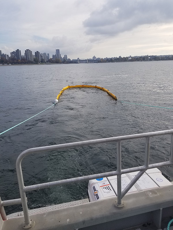 Barrière à panneau déployée sur l'eau.